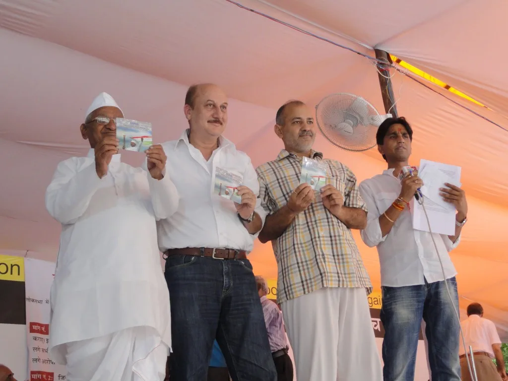 Anaa Hazare with Anupam kher, Manish sisodia and Kumar Vishwas during Janlokpal movement.