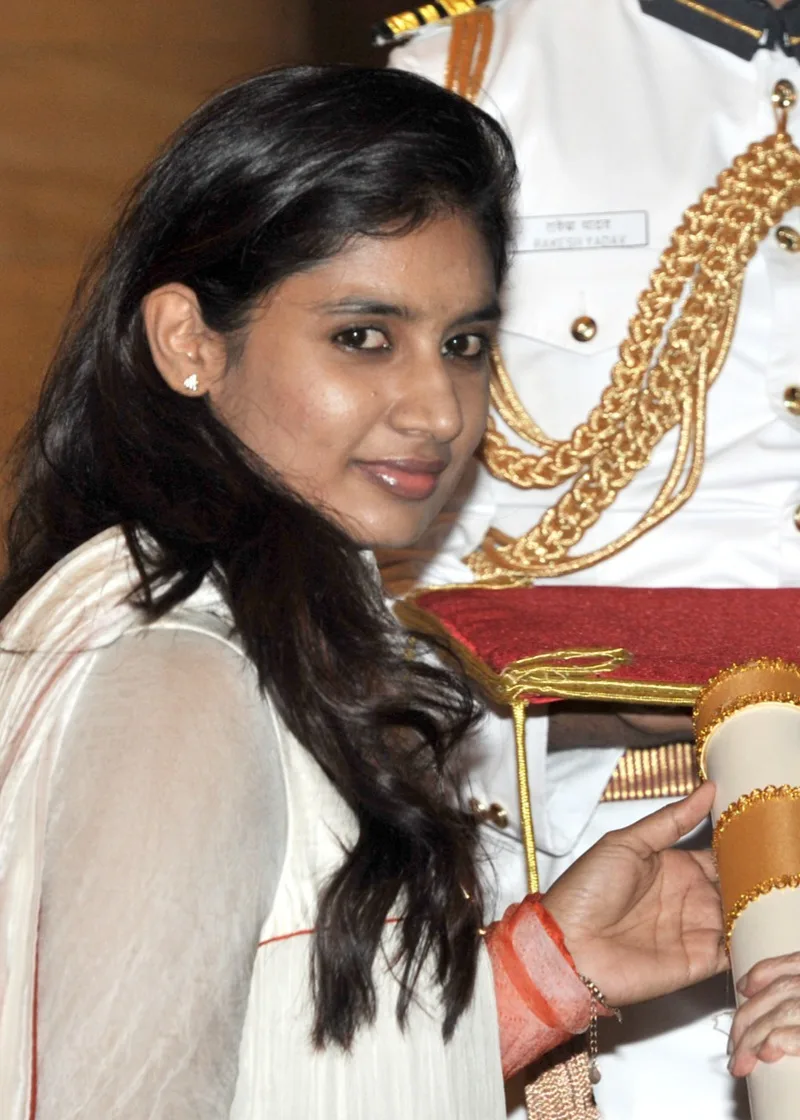 Mithali Raj receiving Padma Shri Award from President Pranab Mukherjee