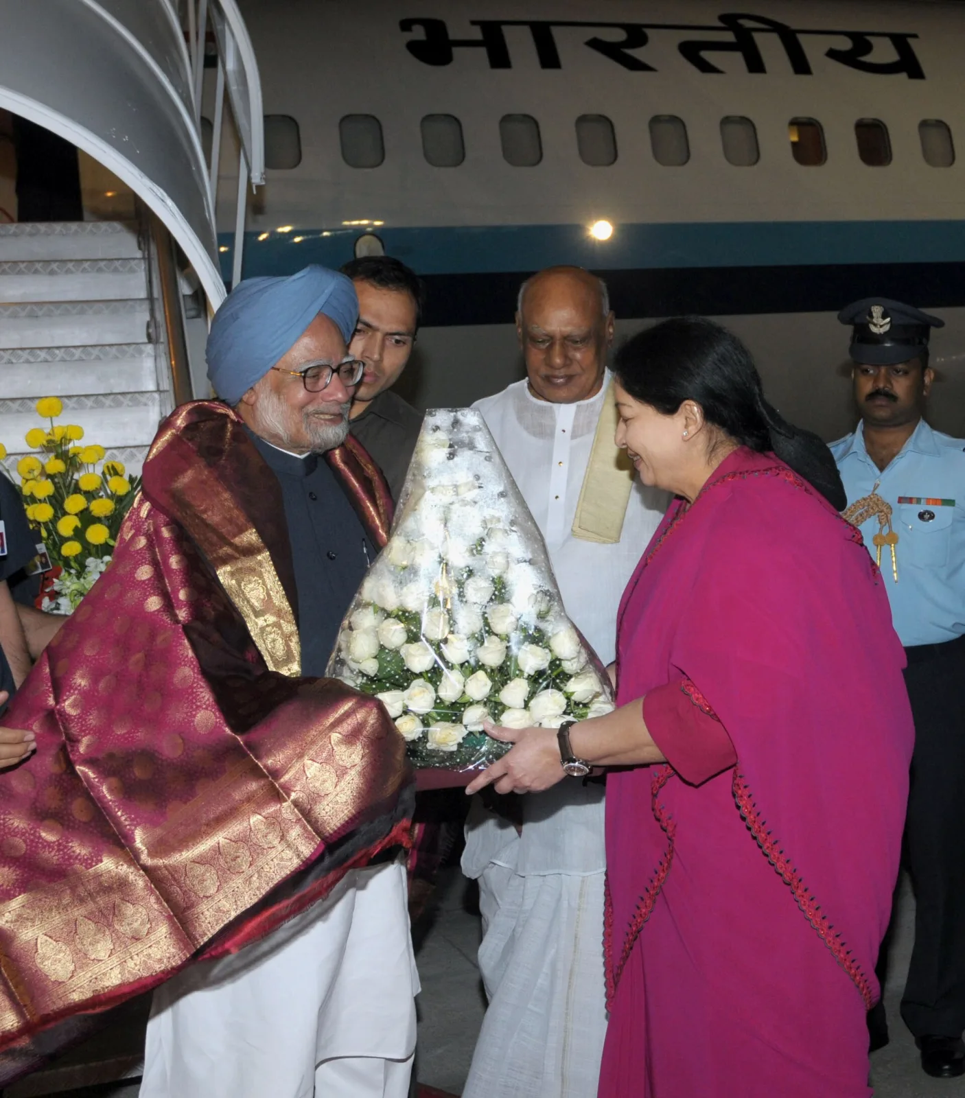 The Prime Minister, Dr. Manmohan Singh being welcomed by the Chief Minister of Tamil Nadu, Dr. J. Jayalalithaa, on his arrival at Chennai on December 25, 2011. The Governor of Tamil Nadu, Shri K. Rosa
