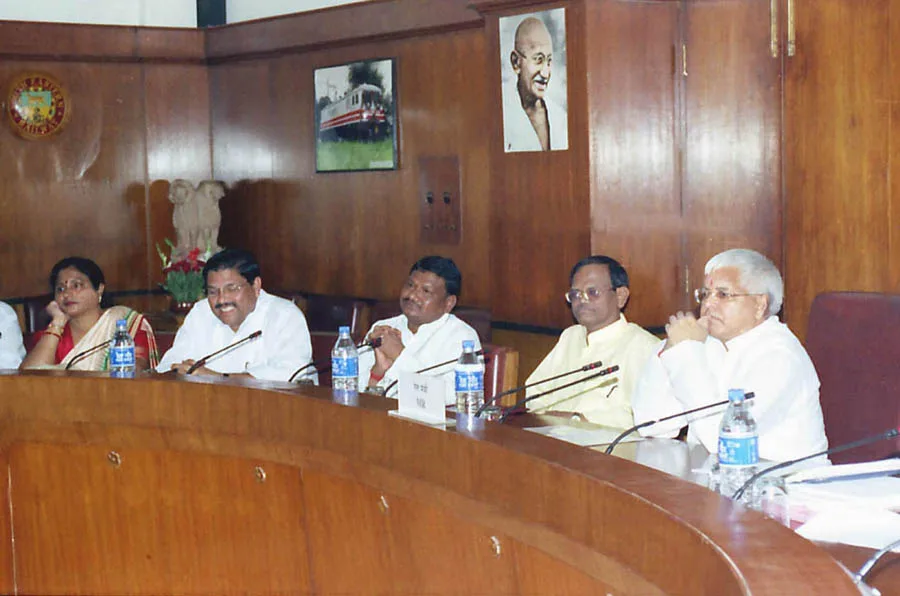 A delegation of Orissa Legislative Assembly led by the Speaker, Shri Maheshwar Mohanty discussed progress of Railway projects with the Union Railway Minister Shri Lalu Prasad in New Delhi on October 2