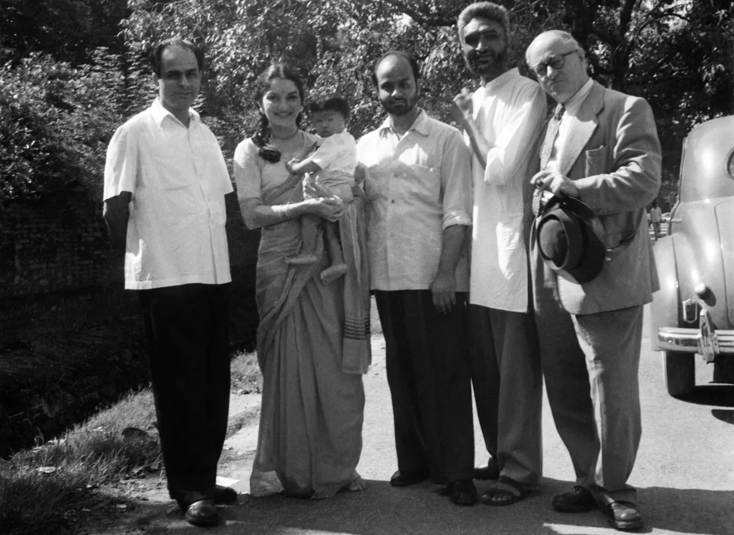 Inder Kumar Gujral, Indrani Rahman with Ram Rahman, Satish Gujral, MF Husain, Charles Fabri
