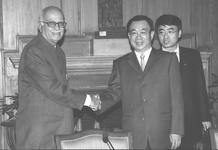 The Deputy Prime Minister Shri L.K Advani meets a Chinese delegation in New Delhi on February 19, 2004 (Thursday).