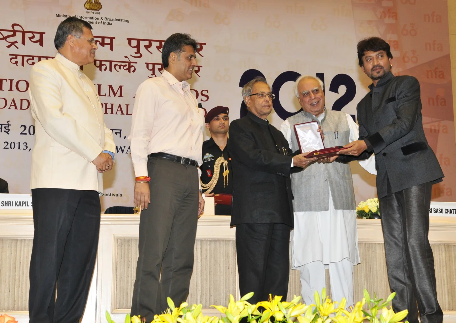 Pranab Mukherjee presenting the Rajat Kamal Award for Best Actor Paan Singh Tomar (Hindi), to Shri Irrfan Khan, at the 60th National Film Awards function