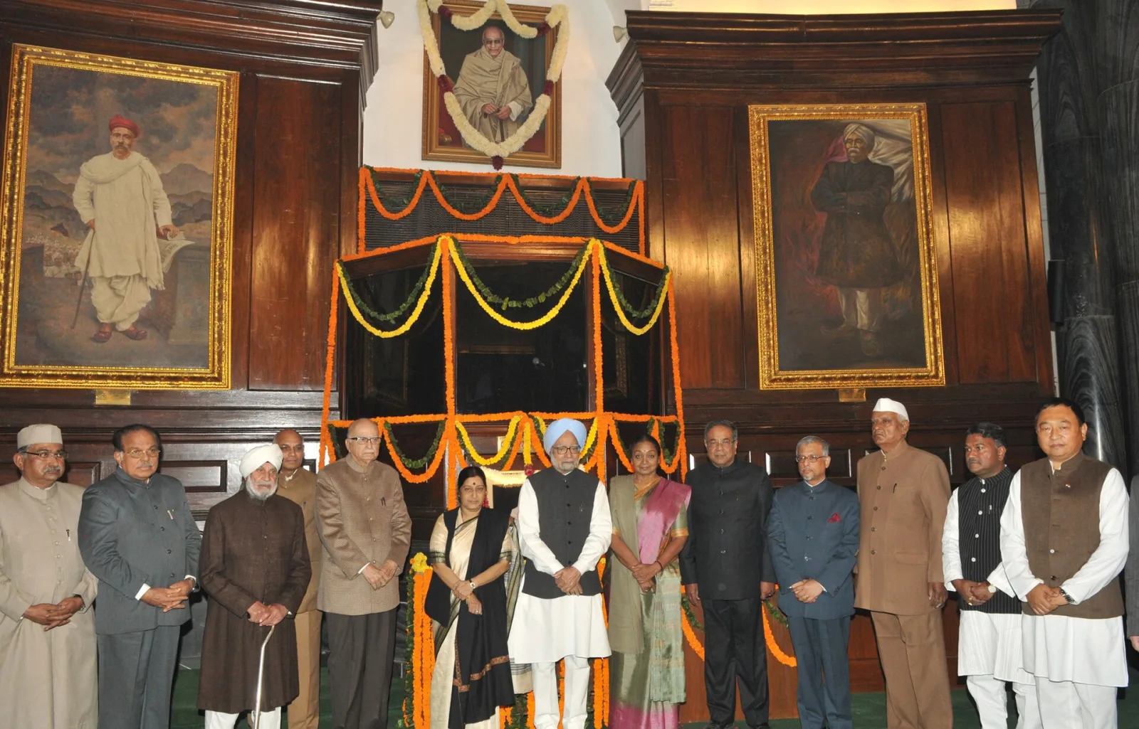 Manmohan Singh, the Speaker, Lok Sabha, Smt. Meira Kumar, the Leader of Opposition in Lok Sabha, Smt. Sushma Swaraj, the Chairman, BJP Parliamentary Party