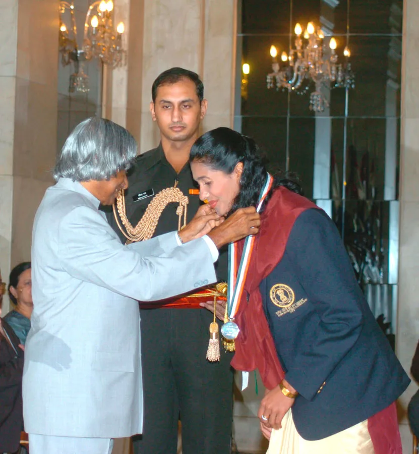 The President Dr. A.P.J. Abdul Kalam presenting the Rajiv Gandhi Khel Ratna Award to long-jumper Smt. Anju Bobby George in New Delhi on September 21, 2004.
