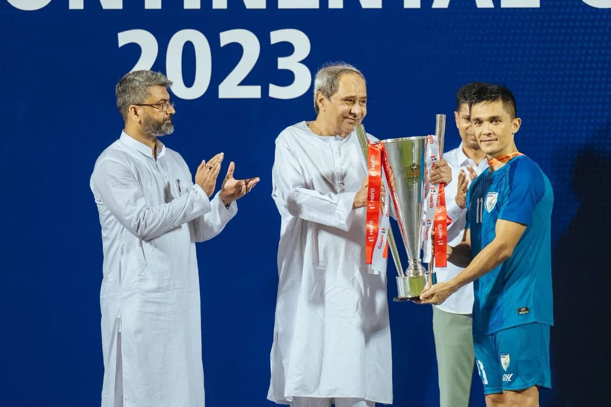 Sunil Chhetri receiving award from Naveen Patnaik in 2024