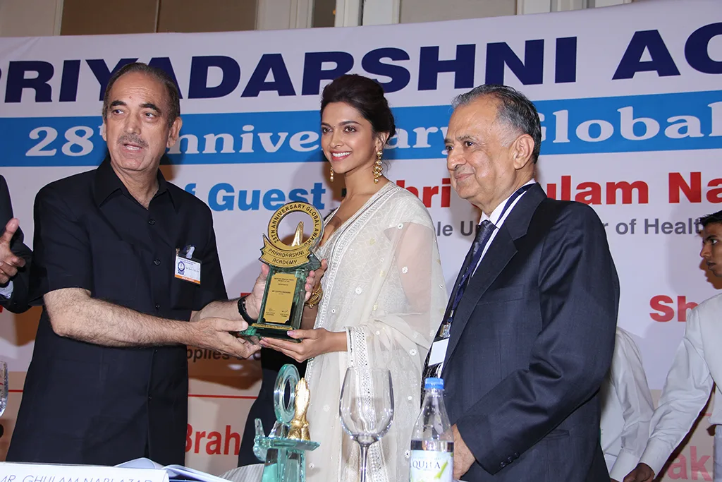 Priyadarshini Academy Felicitates Deepika Padukone With Smita Patil Global Award.